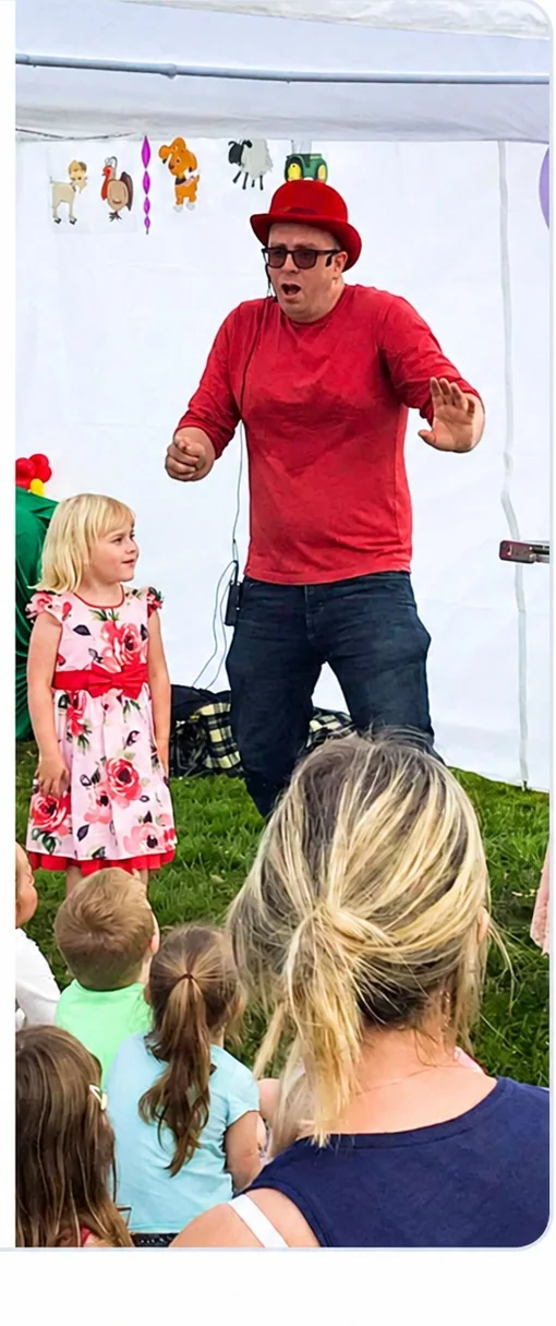 Benny Balloon entertaining children at a real outdoor party